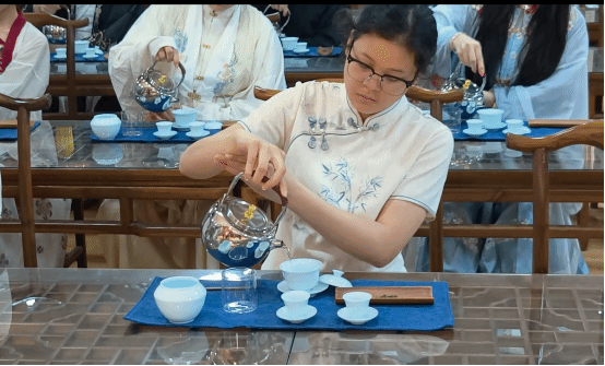 科普周里茶香浓 基地育人润无声——地球村举办“中华茶艺品鉴”活动