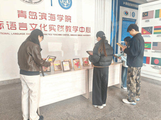 国际语言文化实践教学中心举办韩服摆台作品展