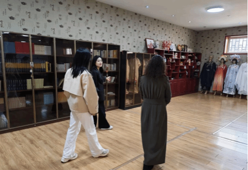 俄罗斯《龙报》社长李双杰一行参观访问国际语言文化实践教学中心