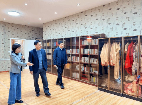 胡志平参观我校地球村 指导国际中文教育与文化传播工作