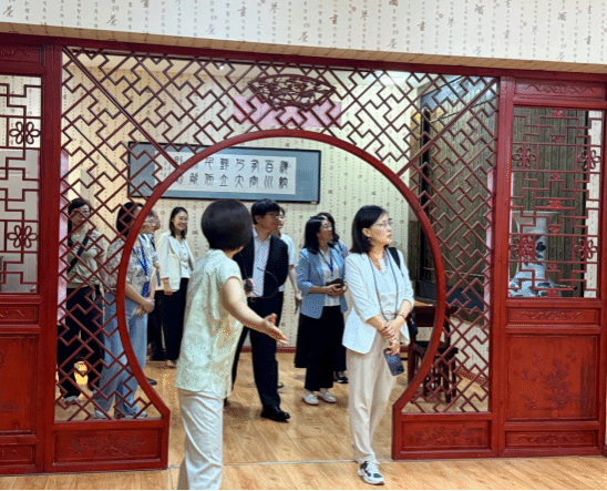 “创新民间外交”学术会议嘉宾沉浸式考察国际语言文化实践教学中心